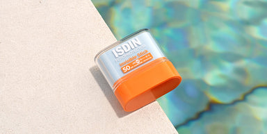 ISDIN Invisible Stick SPF 50 al borde de la piscina, protector solar resistente al agua y al sudor