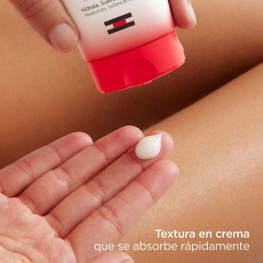 Textura en crema de rápida absorción de ISDIN Ureadin Hand Cream Repair aplicada en la mano