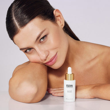 Modelo junto al sérum ISDIN Isdinceutics Salicylic Renewal 30 ml