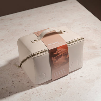 Cosmetiquero OKWU Makeup Bag cerrado, en tono crema con asa superior y cierre de cremallera