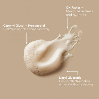 Textura del Detox Cleanser de XOMD aplicada en trazo sobre fondo limpio