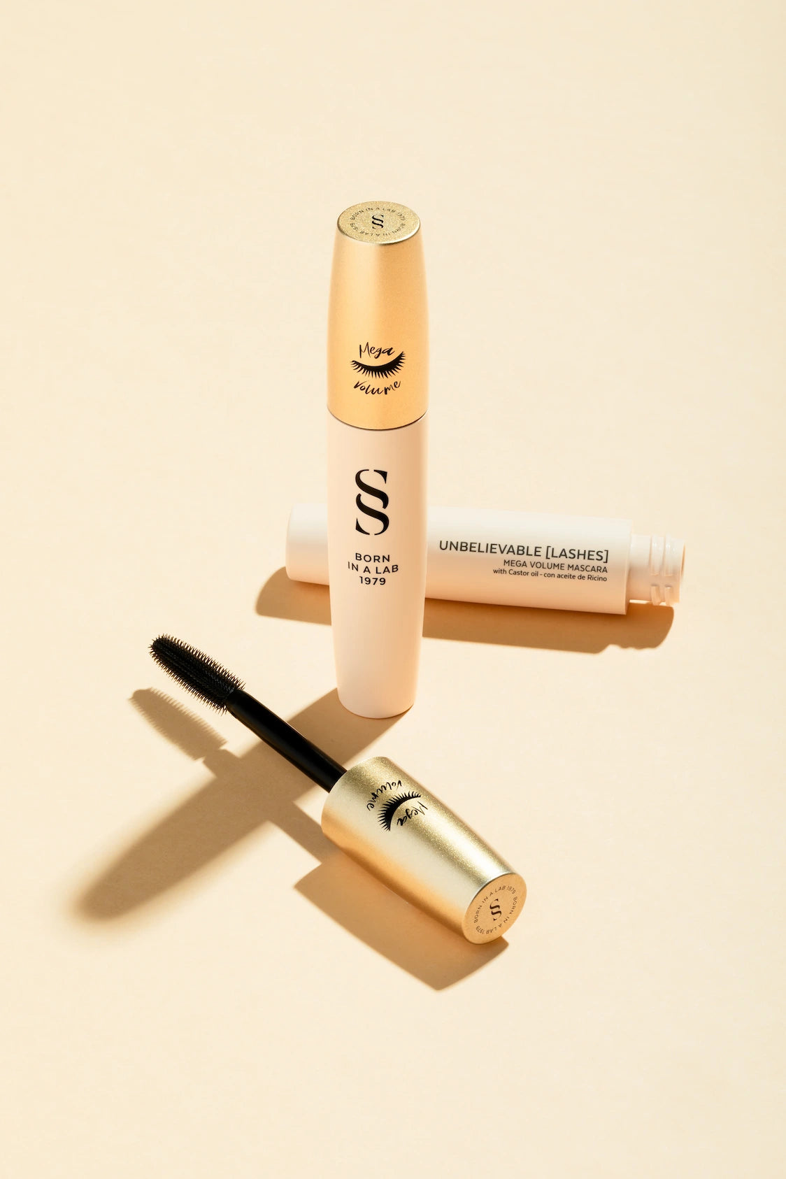 Unbelievable Lashes - Máscara voluminizadora negra de larga duración con activos fortalecedores