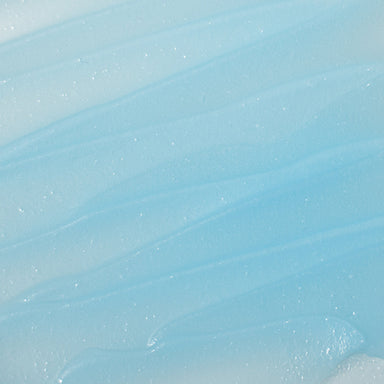 Textura del bálsamo limpiador Azura de OKWU, que se transforma en aceite sobre la piel