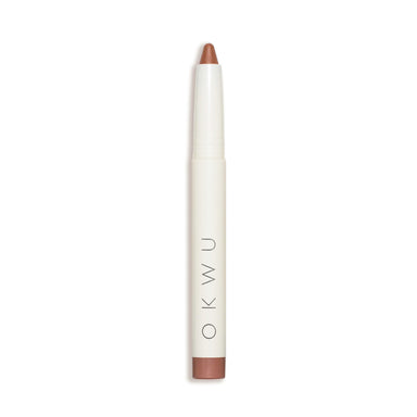 Sombra en barra Gel Eyeshadow Stick de OKWU en tono nude sobre fondo blanco