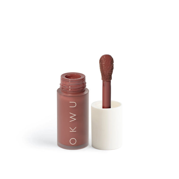 Essential Lip Oil OKWU Magnolia de 5,5 ml, frasco y aplicador del tono café nude