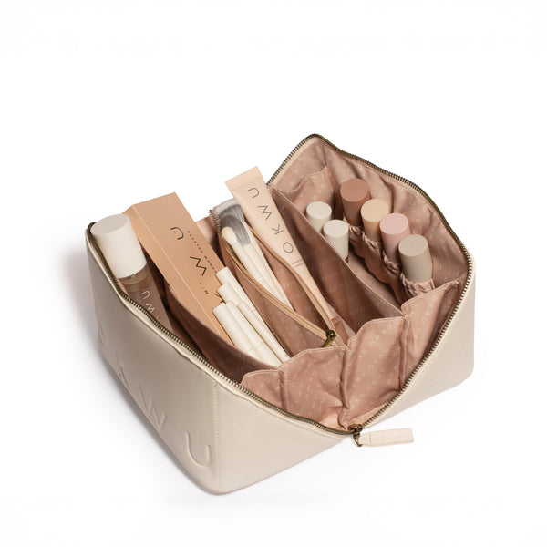 OKWU Makeup Bag abierta mostrando sus compartimientos interiores con maquillaje OKWU